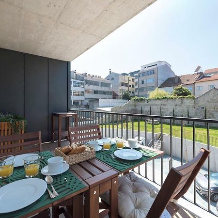 Lovelystay - Downtown Balcony Apartment With Free Parking Porto Ngoại thất bức ảnh