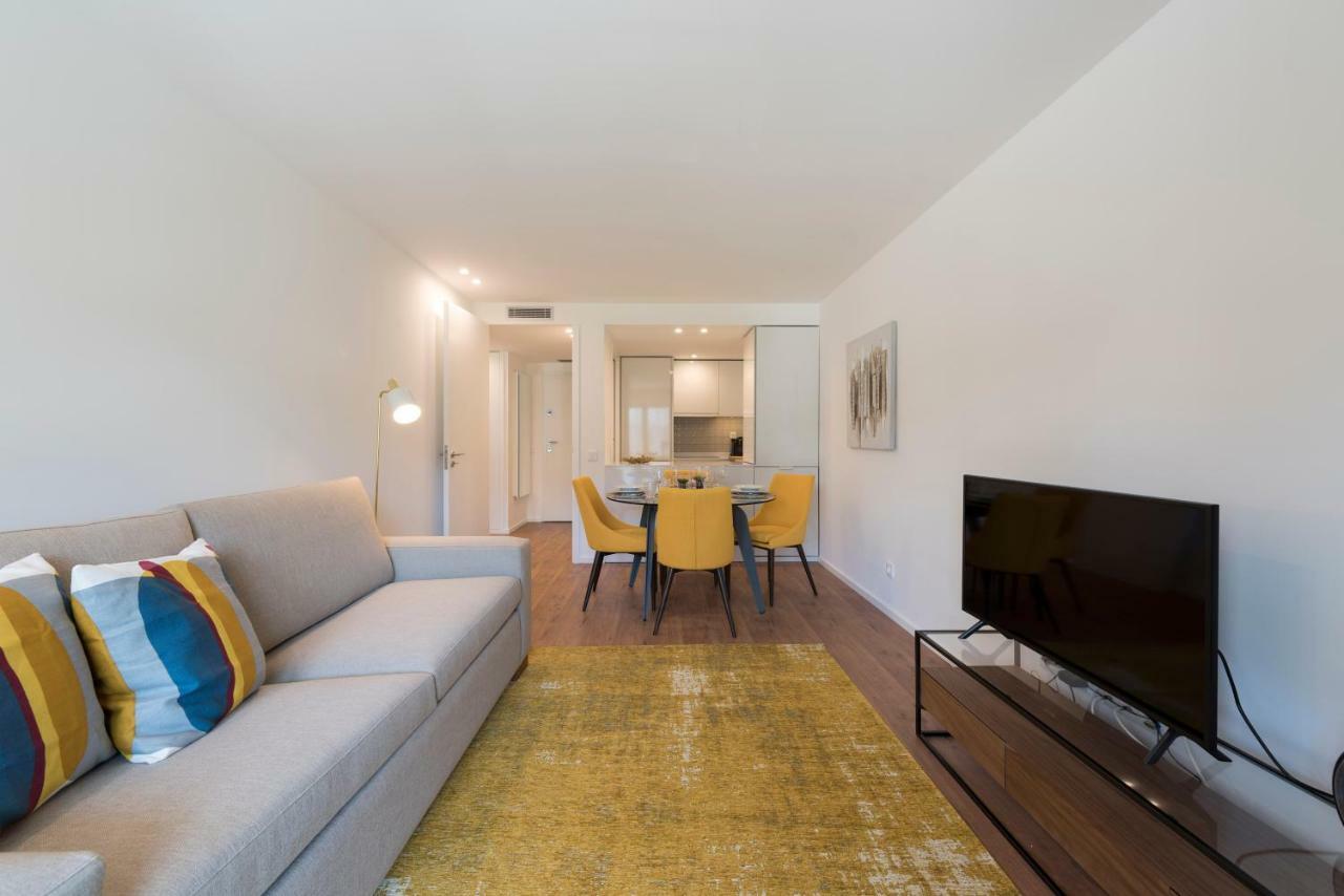 Lovelystay - Downtown Balcony Apartment With Free Parking Porto Ngoại thất bức ảnh