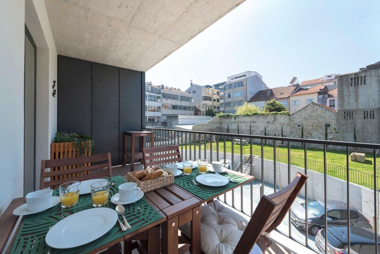 Lovelystay - Downtown Balcony Apartment With Free Parking Porto Ngoại thất bức ảnh