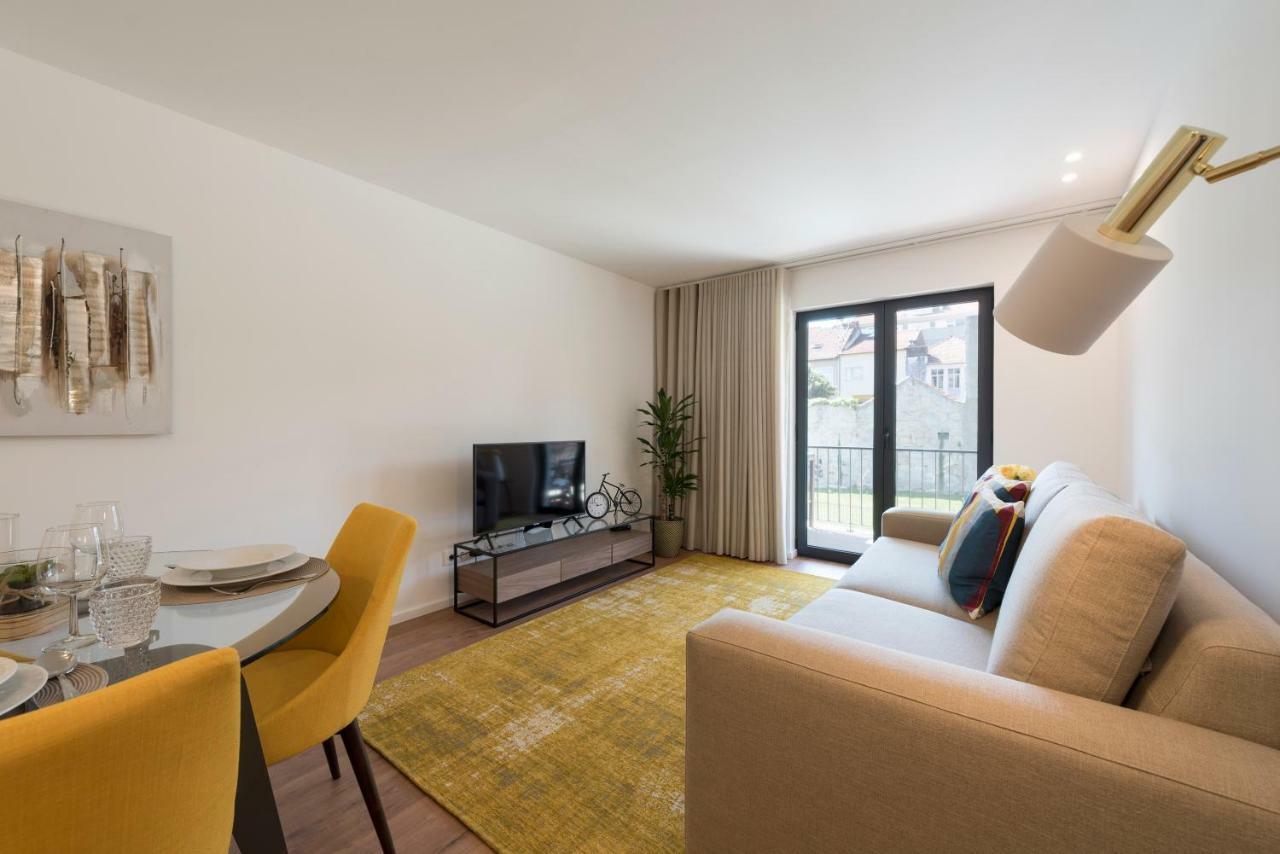 Lovelystay - Downtown Balcony Apartment With Free Parking Porto Ngoại thất bức ảnh