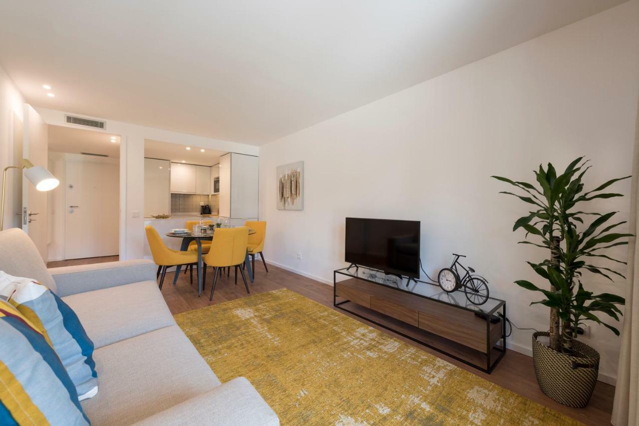 Lovelystay - Downtown Balcony Apartment With Free Parking Porto Ngoại thất bức ảnh