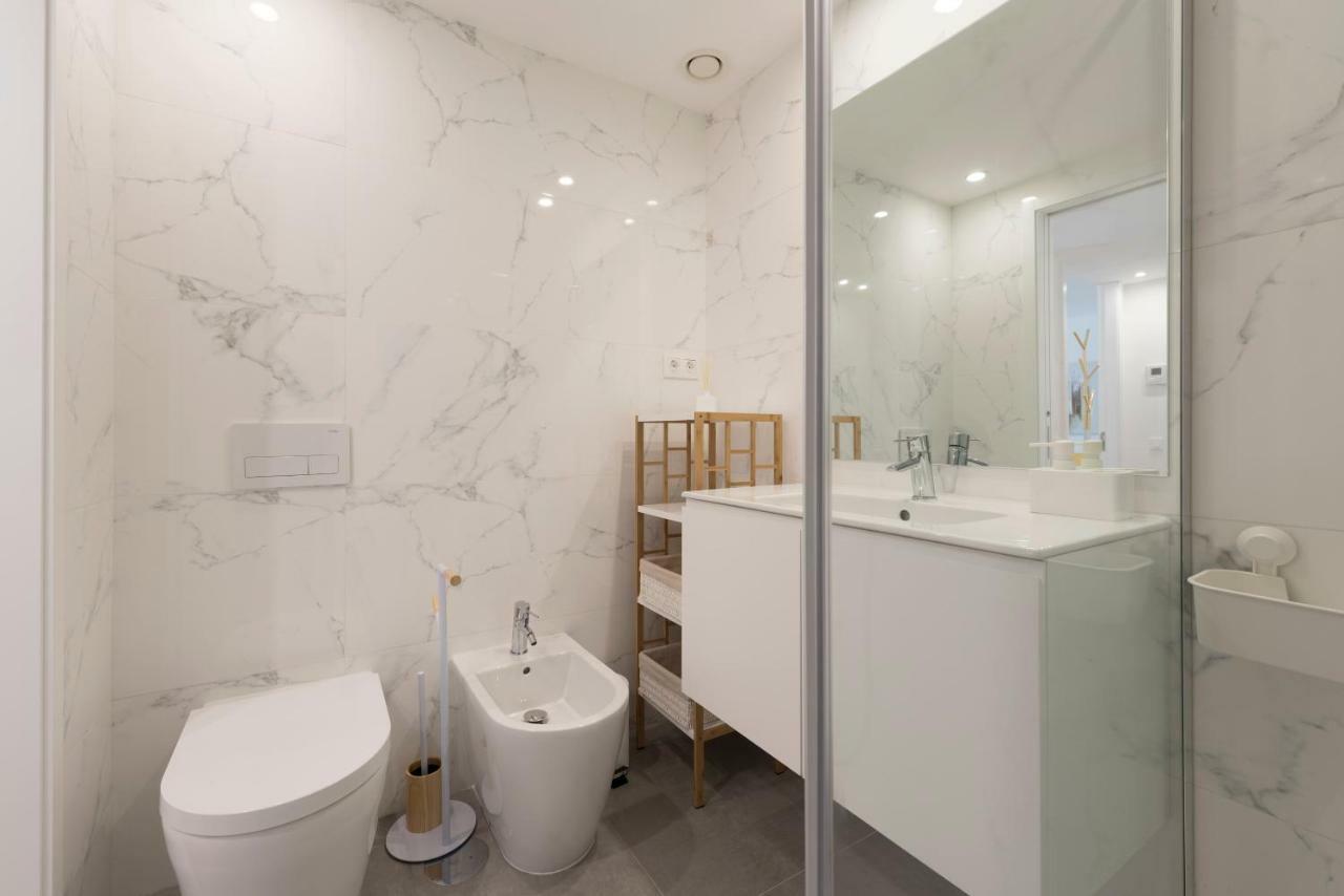 Lovelystay - Downtown Balcony Apartment With Free Parking Porto Ngoại thất bức ảnh