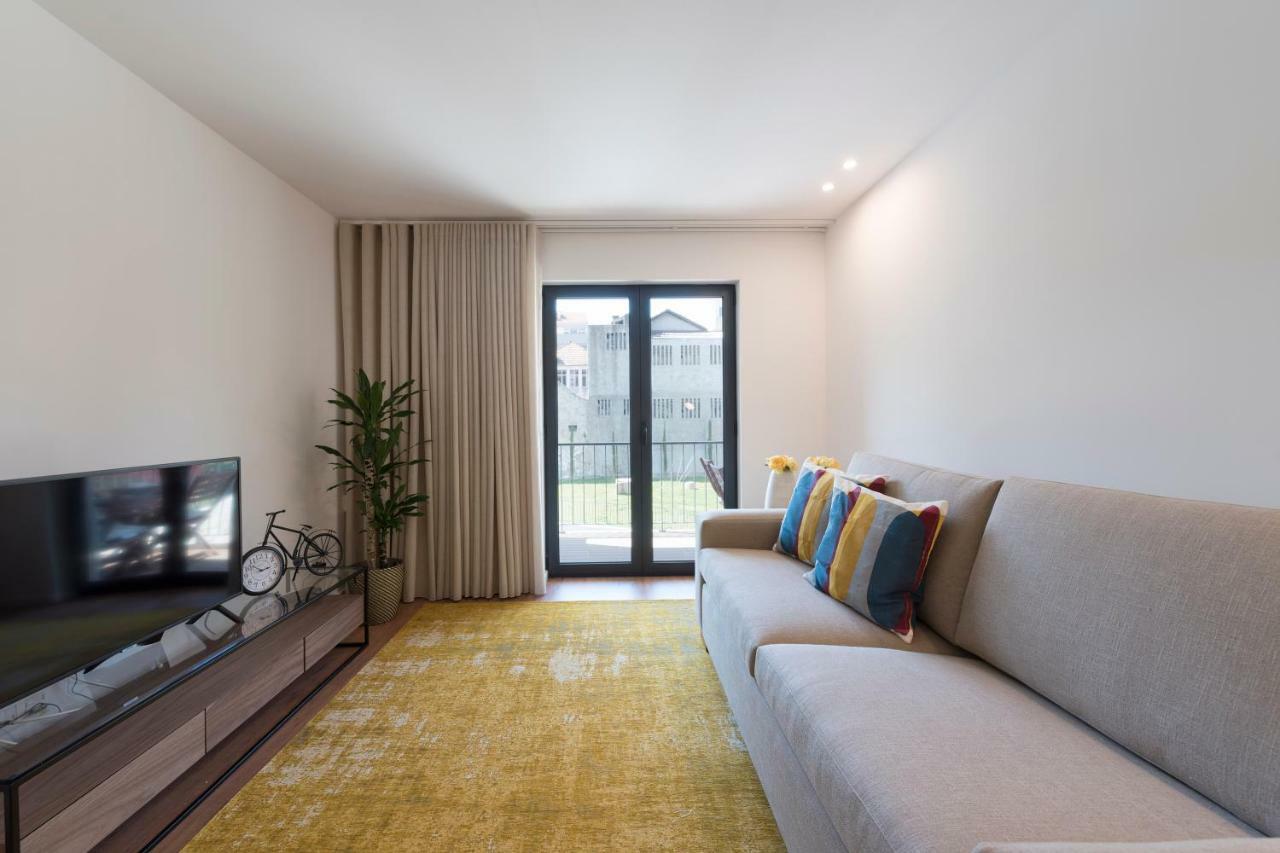 Lovelystay - Downtown Balcony Apartment With Free Parking Porto Ngoại thất bức ảnh